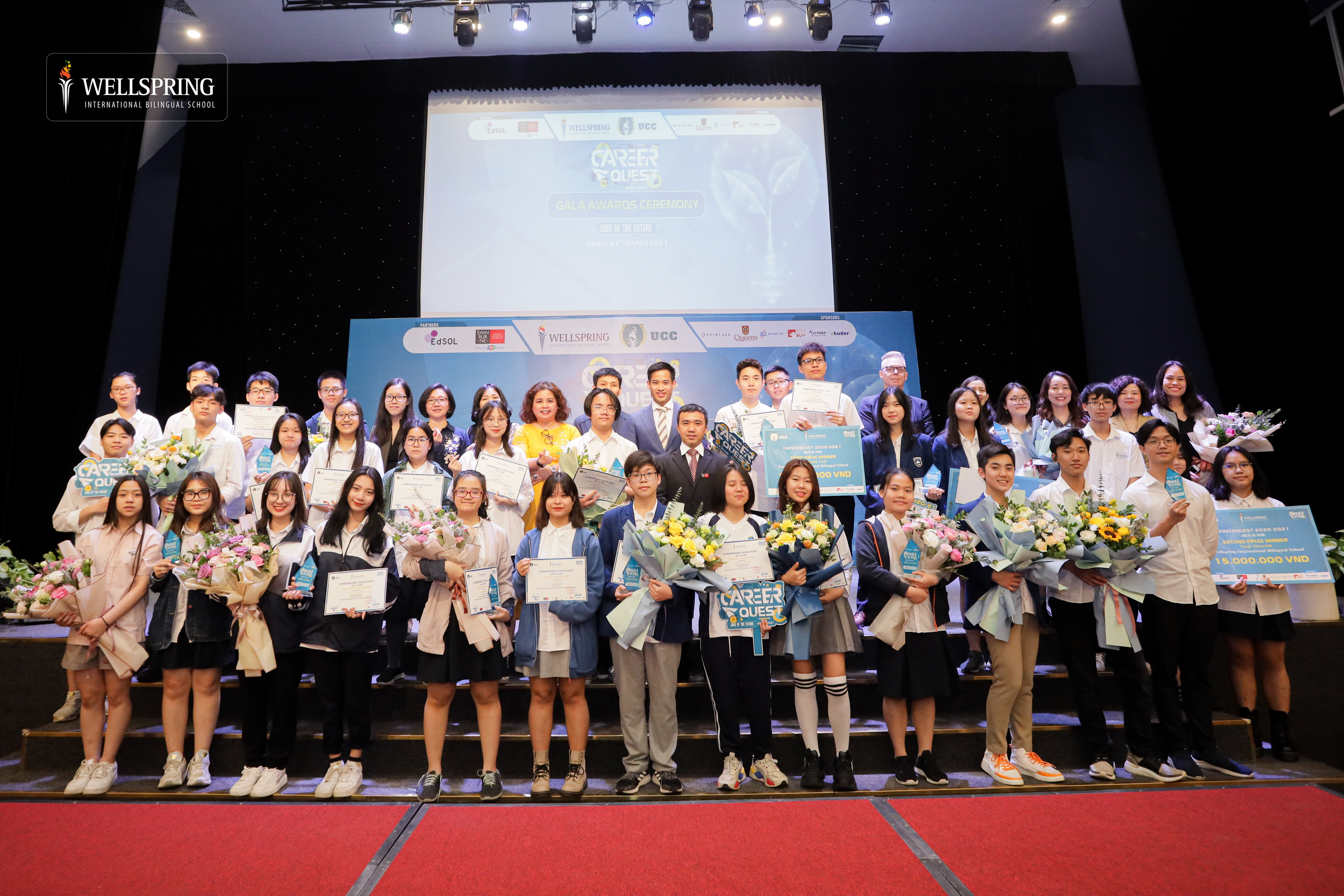 Thầy Tommy Nguyễn hào hứng chụp ảnh cùng các thí sinh đạt giải tại chung kết Career Quest